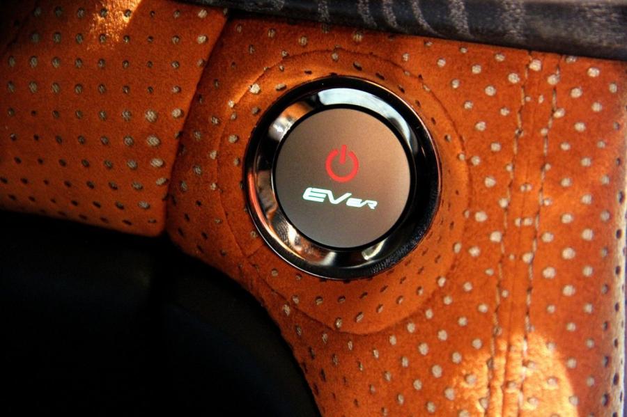Детали интерьера Fisker Karma Surf Shooting Brake 2011 года  (фото 22 из 60)